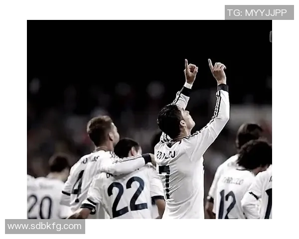 足球巨星C罗精彩庆祝瞬间回顾展现激情与荣耀的完美结合